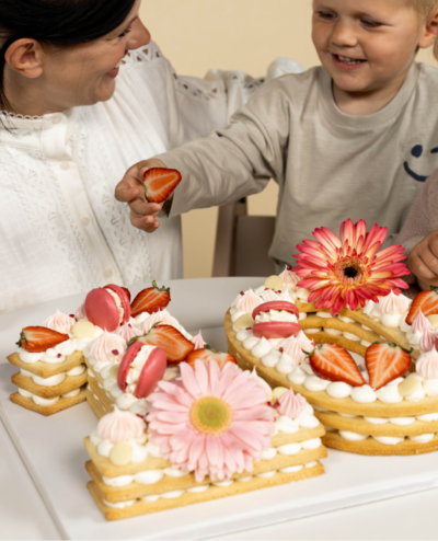 Taart van Muffinmania voor fotoshoot van Babypark voor moederdag. Taart van Muffinmania voor fotoshoot Babypark